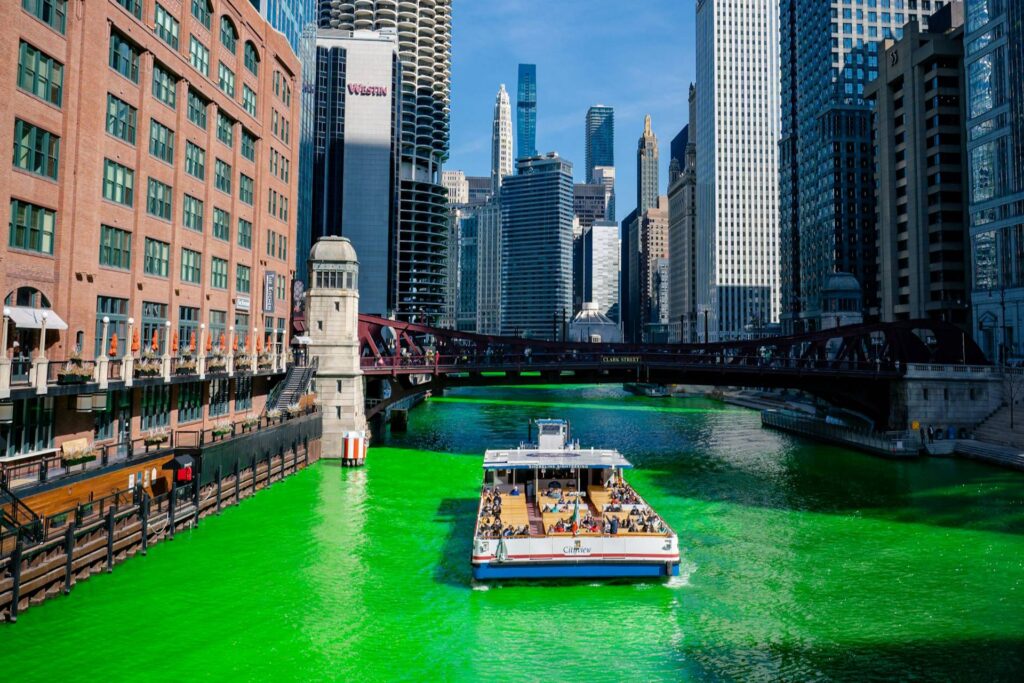 Am St. Patrick's Day färbt sich auch der Chicago River grün
(Foto Benjamin R./Unsplash)